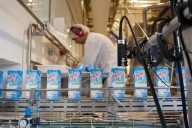 Una fábrica en Irlanda hizo fortuna vendiendo fórmula de bebé a China. Hasta que los chinos dejaron de tener hijos
