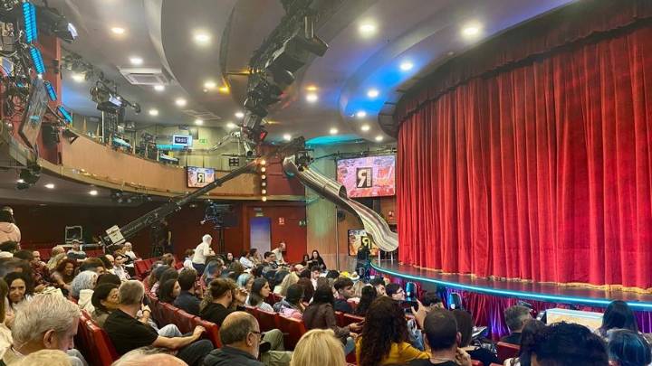 De incógnito en 'La Revuelta', el programa de Broncano que rivaliza con 'El Hormiguero': "Lo que pasa aquí se queda aquí"