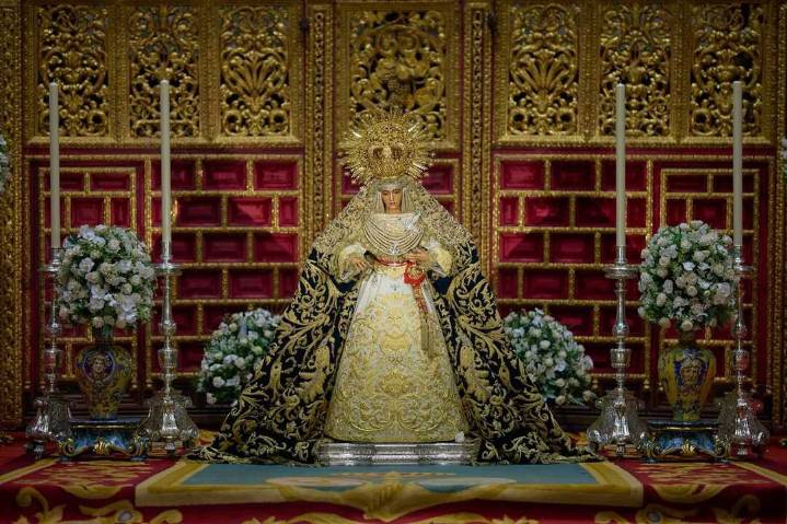 Histórico besamanos de la Esperanza de Triana en la Catedral de Sevilla