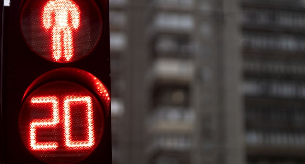 Luz roja que no cambia en Florida: qué puedes hacer sin romper la ley