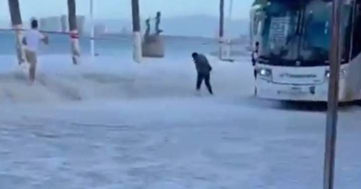 VIDEO: Captan furia del huracán Priscilla; el mar se sale e inunda calles en Puerto Vallarta