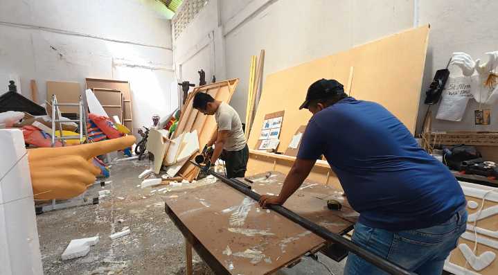 Más de 250 familias se benefician con la creación de carrozas y macrofiguras de las Fiestas de Independencia