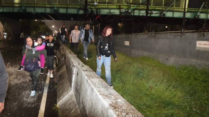 Línea A interrumpe su servicio por fuertes lluvias; ya hay miles de afectados