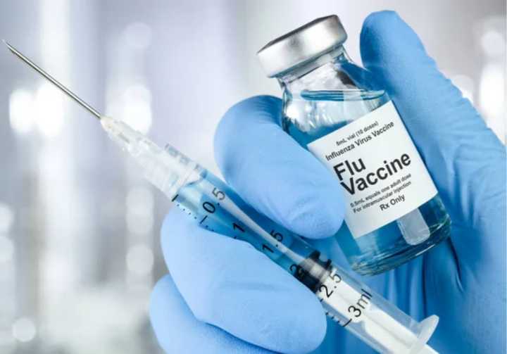 Evita contagios, vacúnate contra la gripe y COVID