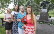 Death doulas are a 'gift for families' at end of loved one's life