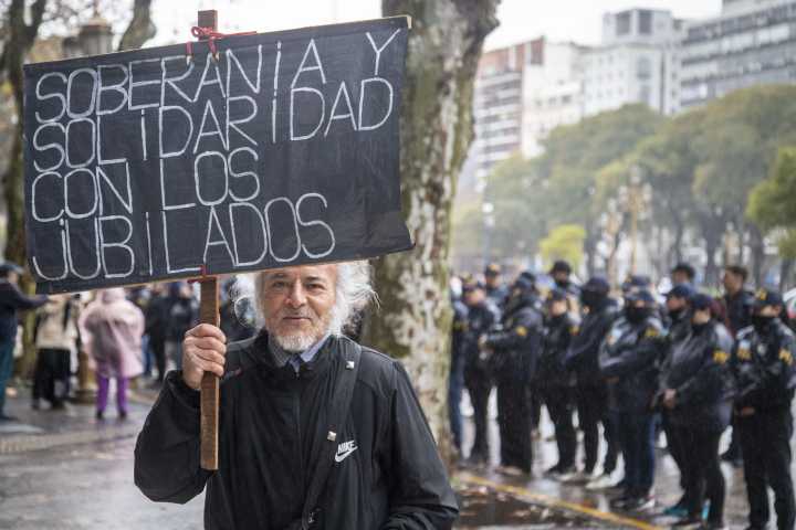 Jubilados provinciales cobran el miércoles 15 de octubre el bono de $100.000