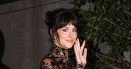 El look de Dakota Johnson para la boda de su hermana Stella Banderas