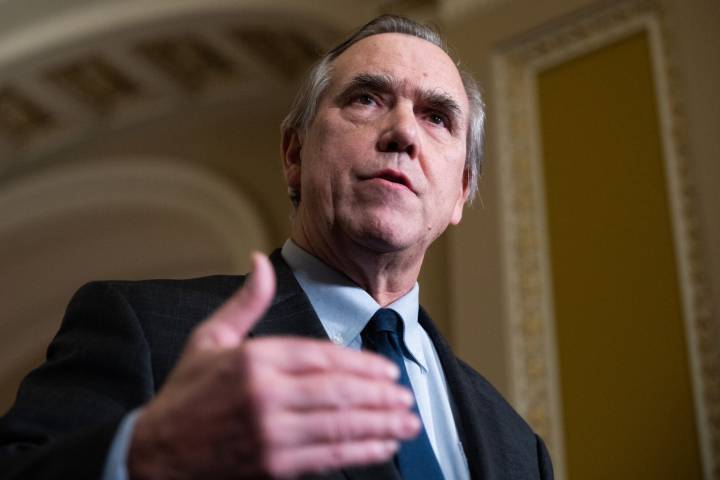 Merkley ties Senate in knots with marathon floor speech