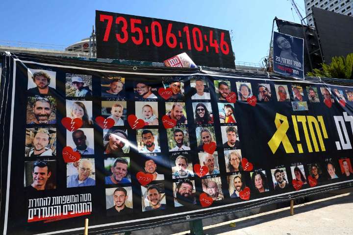 Traslada Israel presos palestinos para canje de rehenes de Hamas