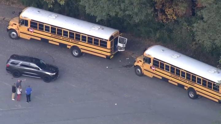 Grave chofer de autobús escolar queda atrapada entre dos camiones