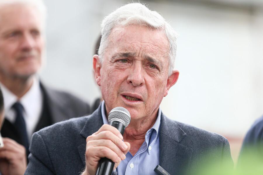 “Lo necesitamos”, “justicia divina” y “la verdad se impuso”: reacciones a la absolución de Uribe