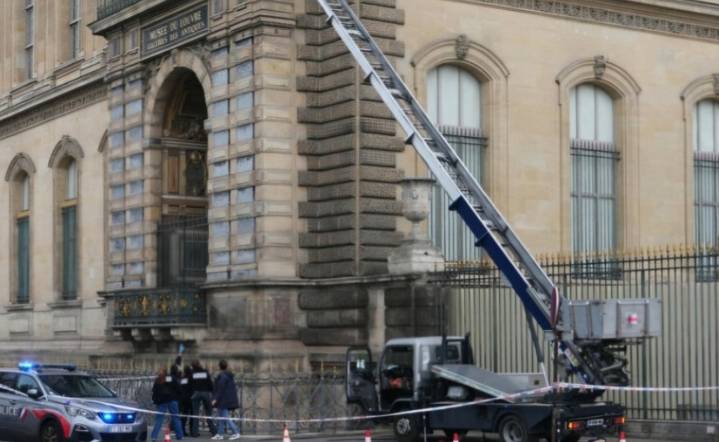 Louvre to remain closed one day after jewel heist