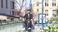 Uno de cada cuatro usuarios de patinete en Barcelona no respeta semáforos ni pasos de peatones, según el RACC