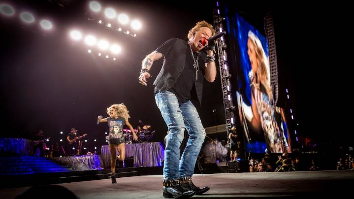 Rock legend walks off stage after shocking outburst