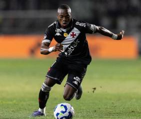 Andrés Gómez deslumbra en Vasco da Gama con una asistencia de lujo ante Bragantino