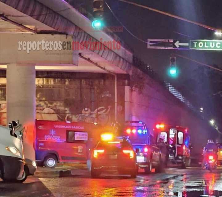 AUTOMOVILISTA SE PASÓ EL ALTO Y ATROPELLÓ A DOS PERSONAS DE SU MOTOCICLETA EN TOLUCA