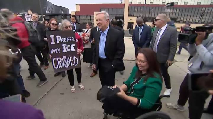 Sens. Durbin and Duckworth visit Broadview ICE processing facility