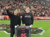 Artista saltillense lleva glifos prehispánicos al fútbol americano en San Diego, California