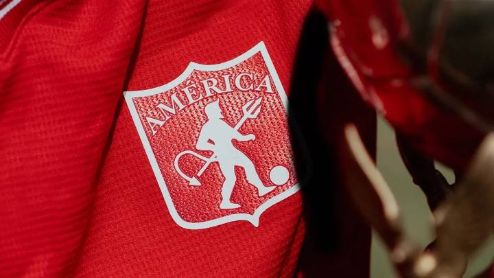 América de Cali estrenó una nueva camiseta retro: precio, detalles y situación con Le Coq Sportif