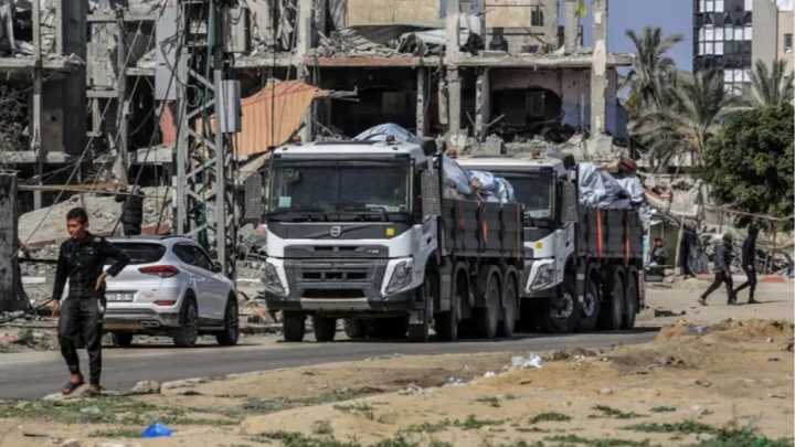 Camiones con ayuda humanitaria comienzan a entrar en la Franja de Gaza