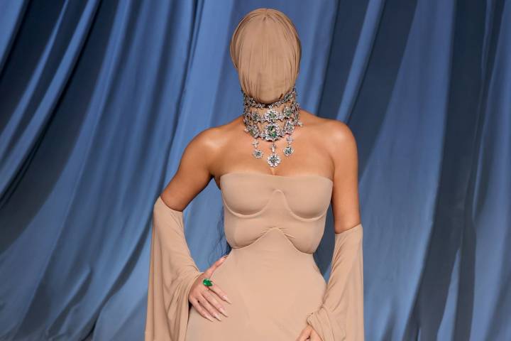 Kim Kardashian impacta como modelo sin rostro, y otras fotos de famosos