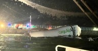 Avión de carga cae al mar en Hong Kong tras derrapar en aterrizaje; reportan un muerto
