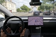 Tesla presiona para que Europa nos deje conducir sin manos. Problema: EEUU investiga a 2,9 millones de coches por saltarse las normas