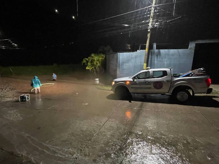 Fuertes lluvias provocan derrumbes, anegaciones y colapso vehicular en la capital