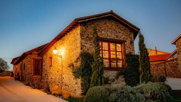 La casa rural más deseada de León según Booking está en un pueblo diminuto (y querrás pasar allí un fin de semana)
