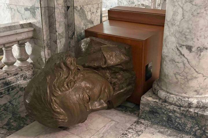 Man accused of vandalizing WA Capitol undergoes mental health evaluation