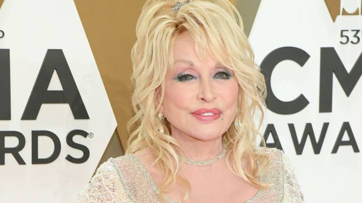 Dolly Parton’s Sister Requests Prayers as Country Legend Faces Health Challenges