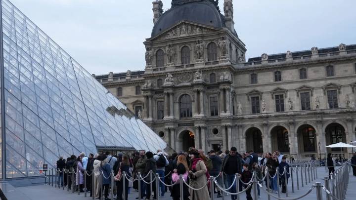 El museo del Louvre reabre sus puertas por primera vez tras el robo de joyas del domingo