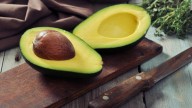 Truco natural con semilla de aguacate que mejoraría el dolor articular
