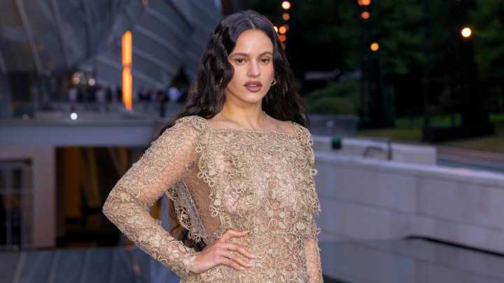 ¿Comiendo pozole? Así festejó Rosalía el estreno de su álbum ‘Lux’ en un restaurante mexicano