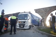 Un camión derriba uno de los arcos del histórico acueducto de 1783 de la barriada de El Cobre, en Algeciras