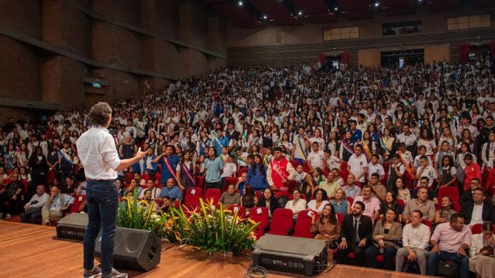 ‘Que los jóvenes salgan a votar’: el llamado de Fico Gutiérrez para elegir el nuevo Consejo de Juventud en Medellín