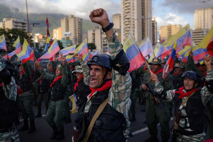 Los milicianos de Maduro, fusil en mano ante Estados Unidos: “Listos para defender Venezuela”