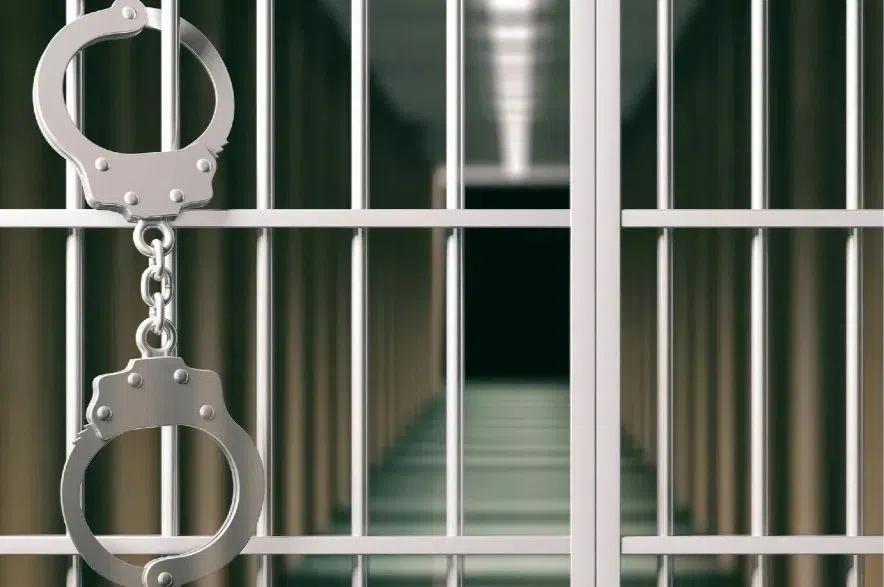 Woman charged after allegedly robbing Regina business, trying to stab staff member
