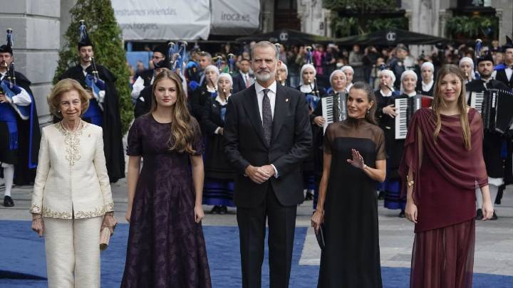 De la sobriedad de Leonor a la sofisticación de Sofía: los look más espectaculares de los Premios Princesa de Asturias