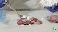 La reacción de un catedrático al ver que se vendía carne condimentada con un material de construcción: "Puede acarrear problemas gravísimos, incluso la muerte"