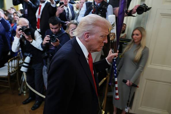 Senate Republicans head to the White House in a show of unity as the shutdown enters its fourth week