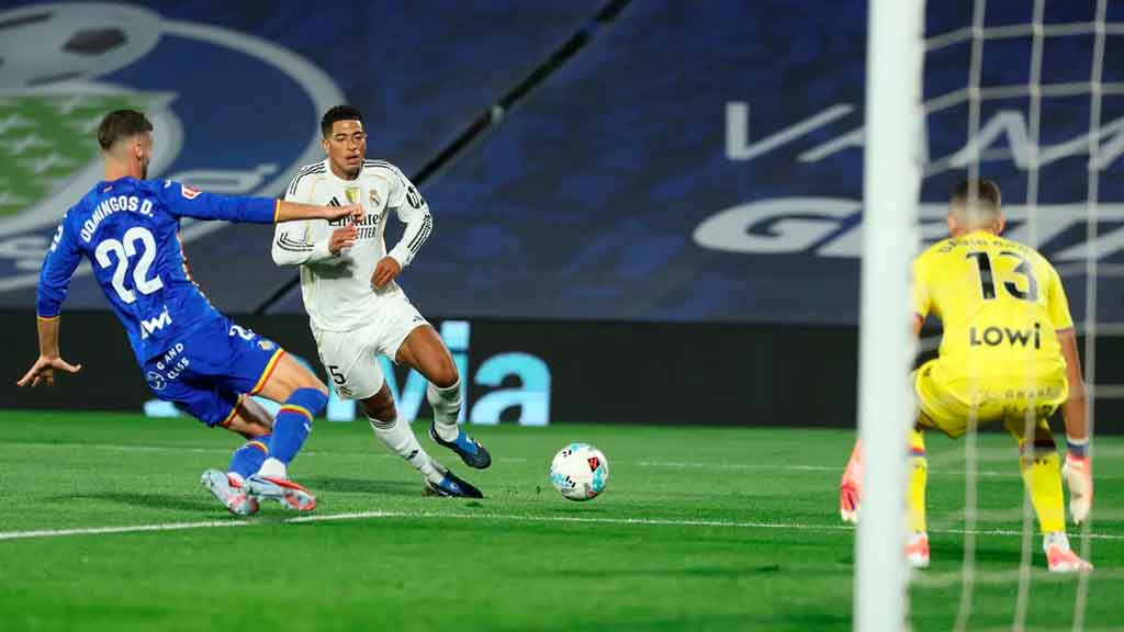 Estrecho triunfo devuelve a Real Madrid a punta en fútbol de España
