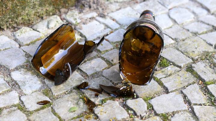 Nueva agresión homófoba en Navarra: le golpea con una botella en la cabeza dentro de un bar