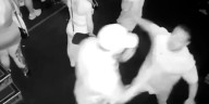El video de la brutal agresión de una estrella del rugby a un policía en un club nocturno de Australia