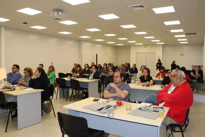 Realizan primer taller práctico de Inteligencia artificial para empresas maulinas