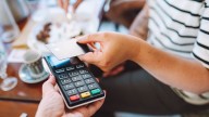 Nunca uses tu tarjeta de crédito para pagar la compra: la razón que explican los expertos