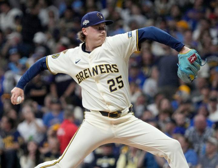 Deadspin | Brewers blast 3 homers to take 2-0 NLDS lead over Cubs