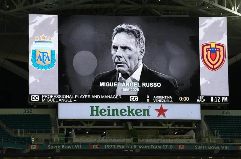 Minuto de silencio en homenaje a Miguel Ángel Russo en el Hard Rock Stadium
