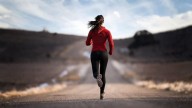 Auriculares que te dejan escuchar la música y el mundo a la vez: más seguros y perfectos para entrenar al aire libre