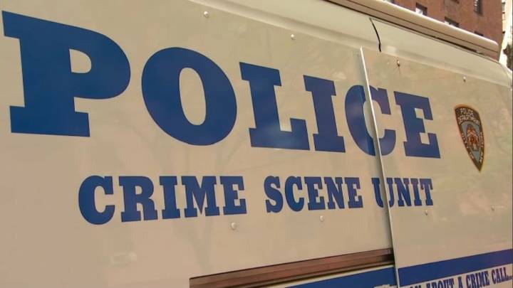 Encuentran hombre muerto en su casa de Queens